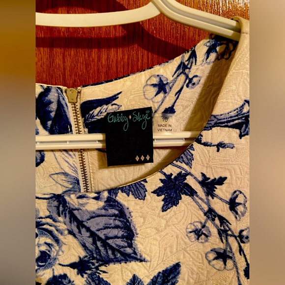 Cute A-Line Floral Dress With Elegant Neckline - Picture 2 of 6